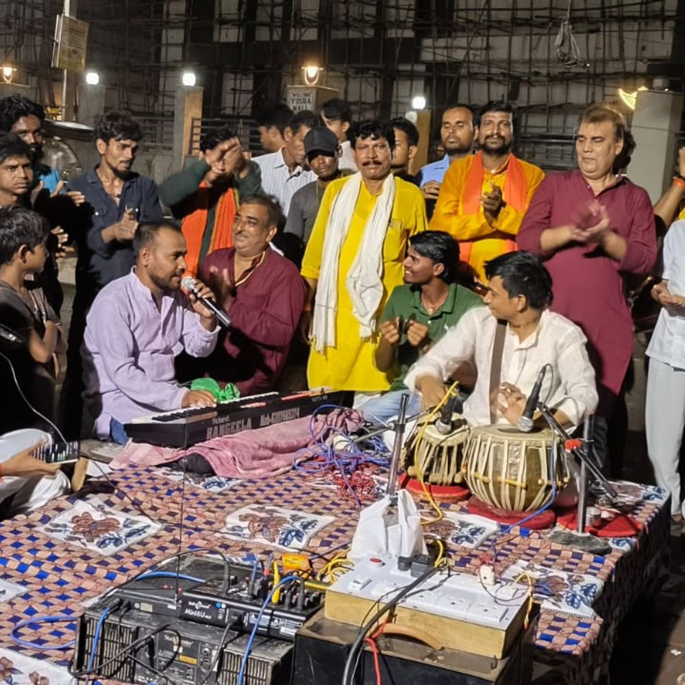श्री माकेश्वर नाथ मंदिर में देर रात तक चला हनुमान चालीसा पाठ व शिव भजन