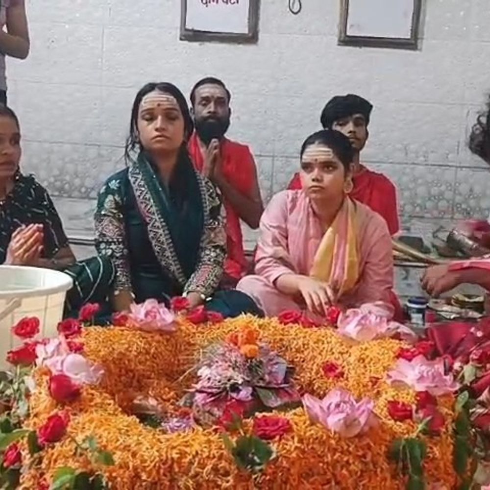 1.5 क्विंटल दूध-दही और वैदिक मंत्रों से हुआ अभिषेक:जमुई के पतनेश्वर धाम में भगवान शिव को विशेष श्रृंगार से सजाया गया
