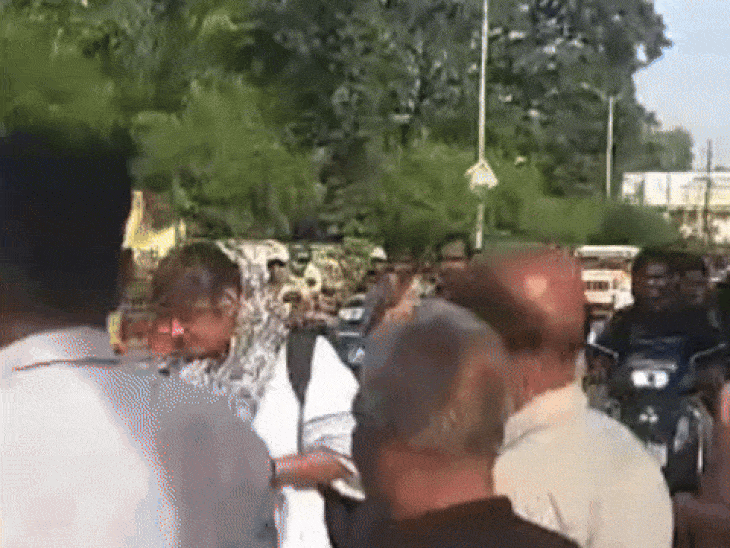 शहडोल में कलेक्टर निवास के सामने स्कूटी की भिड़ंत:दो युवतियों ने सड़क पर की मारपीट, आधे घंटे तक लगा जाम