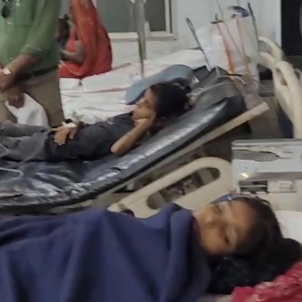देवास में रतनजोत के बीज खाने से बीमार हुए बच्चे:स्कूल से लौटते समय खाए थे जहरीले बीज, 6 से ज्यादा बच्चों को अस्पताल में कराया भर्ती