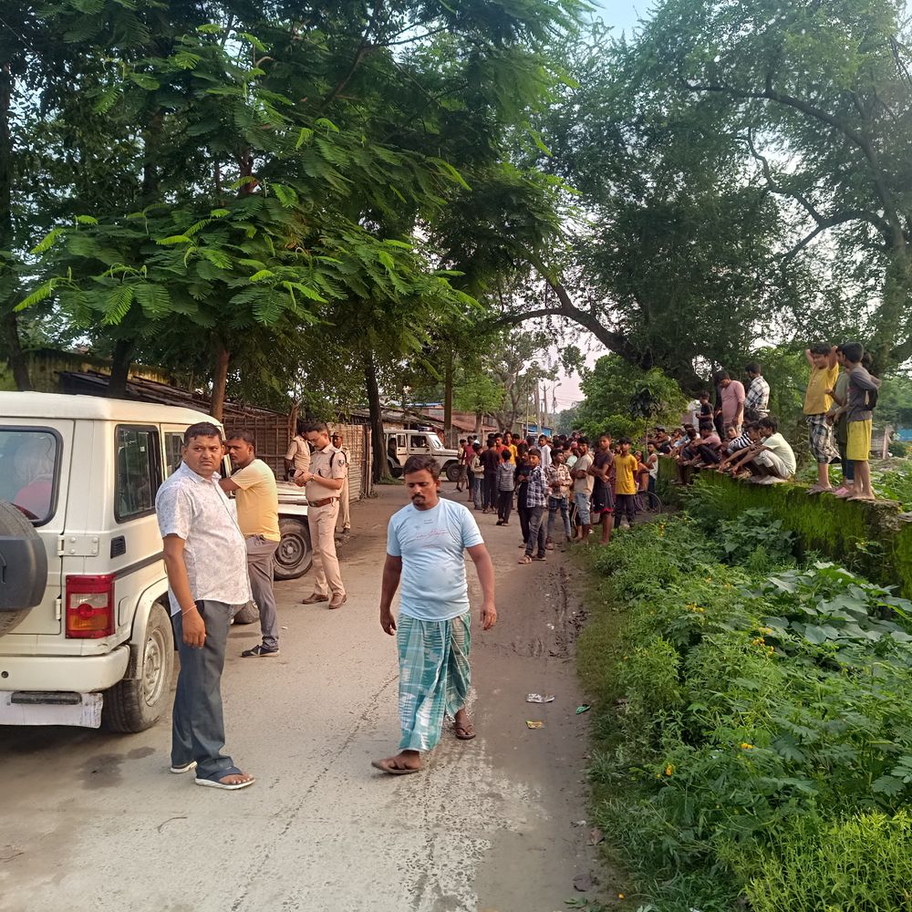 किशनगंज के खगड़ा रेड लाइट एरिया में छापेमारी:5 लड़की और 2 लड़के हिरासत में, 2 नाबालिग का भी रेस्क्यू