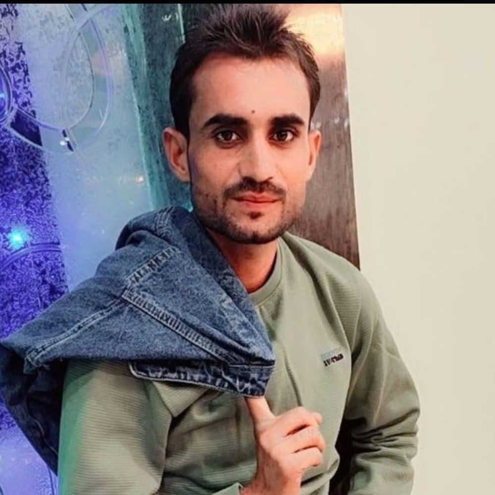 ट्रैक्टर के पलटने से चालक की मौत:संभल में ईंट भट्‌ठे से ईंट भरकर ले जा रहा था, छह माह की बेटी को छोड़ा