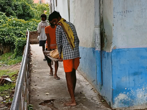भोजपुर में लापता छात्र का शव दूसरे दिन मिला:बाढ़ के पानी में डूबने से गई जान, घर से खेलने निकला था