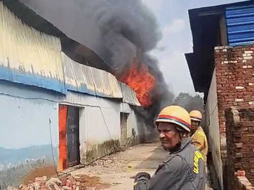मुरादाबाद में लकड़ी फैक्ट्री में लगी भीषण आग:आसपास के 100 घर खाली कराए गए, लाकड़ी बाईपास से दो किमी तक काले धुएं का गुबार