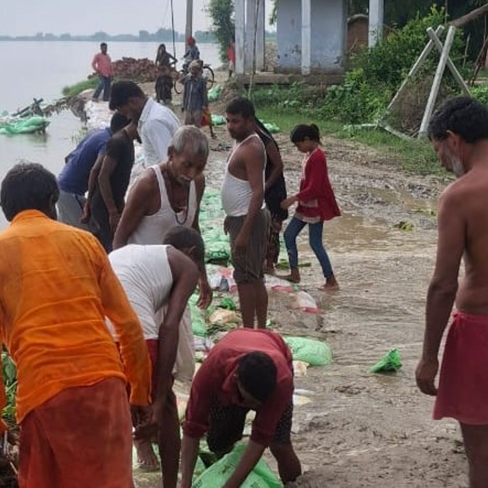 सरयू नदी का बढ़ता जलस्तर बना खतरा:रामपुर पुवारी मांझा में 11 घर और काली माता मंदिर कटान की चपेट में