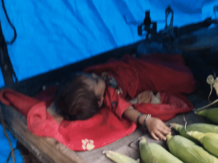 आग के पास तप रहा 6 महीने का बच्चा:प्रयागराज में बाढ़ का पानी कमरे में घुसा, एक तरफ भुट्‌टे की भट्‌ठी तो दूसरी ओर खुद का लाडला