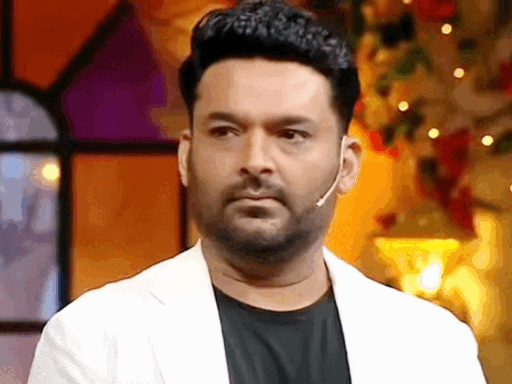 कनाडा में कॉमेडियन कपिल शर्मा के कैफे पर फिर फायरिंग:कार में बैठकर 6 गोलियां दागीं, खिड़कियों पर दिखे निशान; लॉरेंस-गोल्डी ने ली जिम्मेदारी