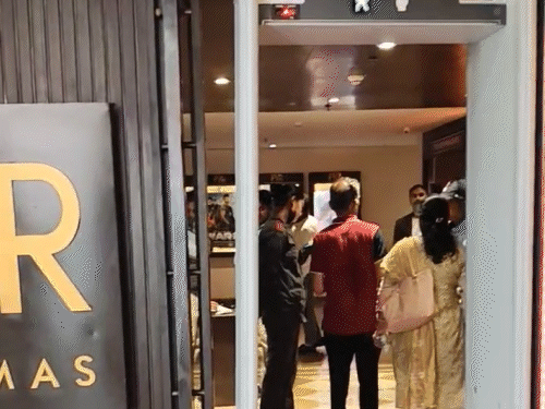 कन्हैयालाल हत्याकांड पर बनी फिल्म रिलीज:उदयपुर में दोनों बेटे मूवी देखने पहुंचे, हाथ में थी पिता की फोटो