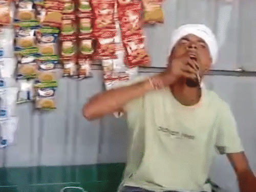 कोरेक्स सिरप की अवैध बिक्री करते युवक का VIDEO:सतना में स्कूलों के पास बिक रही नशीली दवाएं; TI बोले- दुकान बंद कर भागा आरोपी
