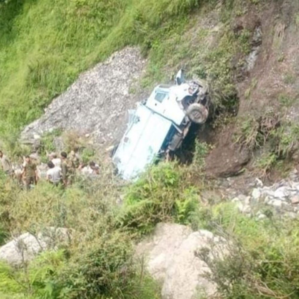 CRPF की गाड़ी फिसलकर 200 फीट गहरी खाई में गिरी:3 की मौत, 5 गंभीर; 21 जवान सवार थे, जम्मू के उधमपुर में हादसा