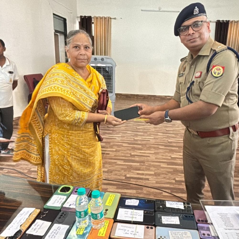 बरेली पुलिस ने 296 मोबाइल किए बरामद:55 लाख रुपये कीमत के मोबाइल असली मालिकों को लौटाए, लोगों के चेहरे पर लौटी मुस्कान