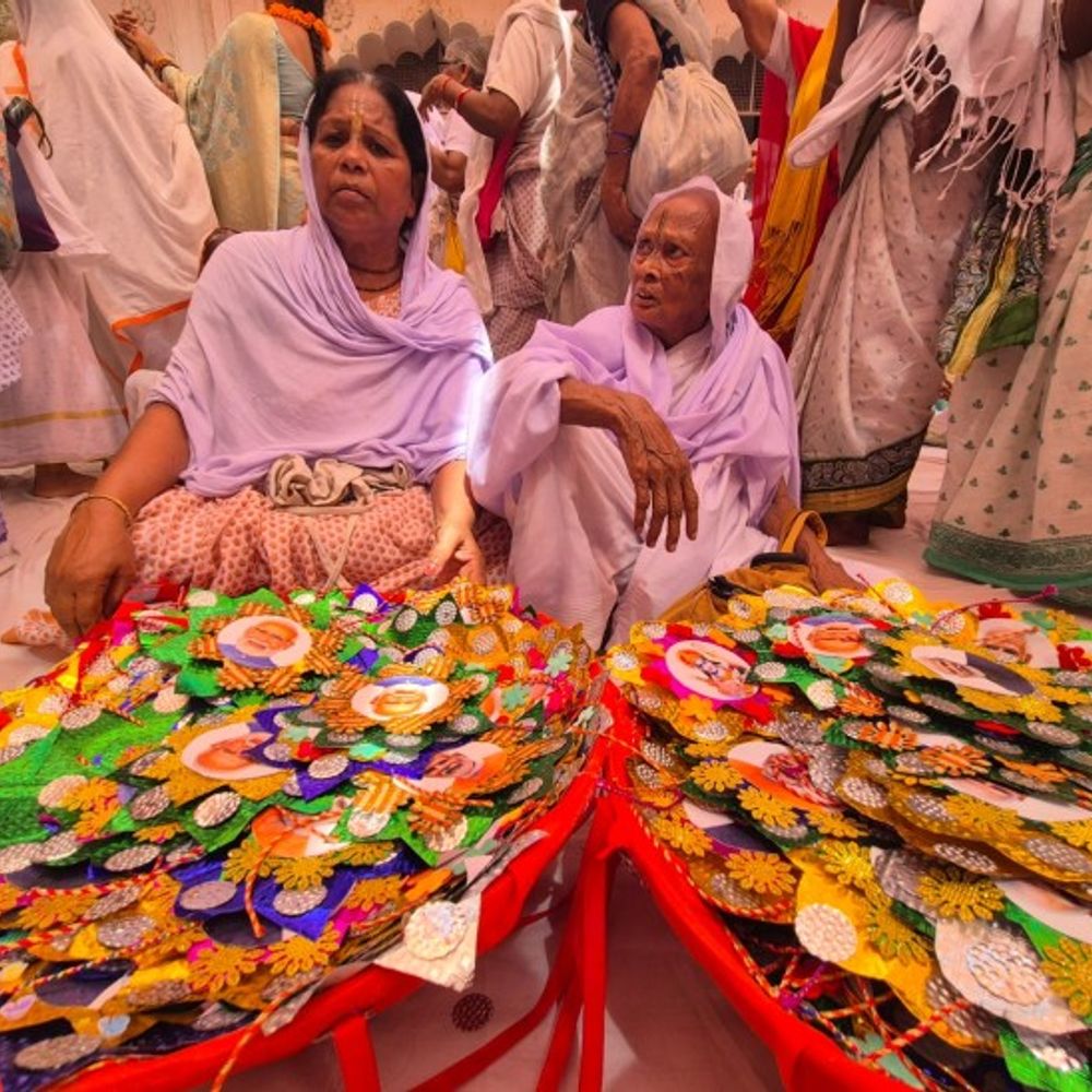 निराश्रित एवं बेसहारा महिलाओं ने तैयार की राखियां:वृंदावन में रह रही माताएं PM को बांधेगी राखी, सुलभ इंटरनेशनल ने बनवाई 1001 राखी