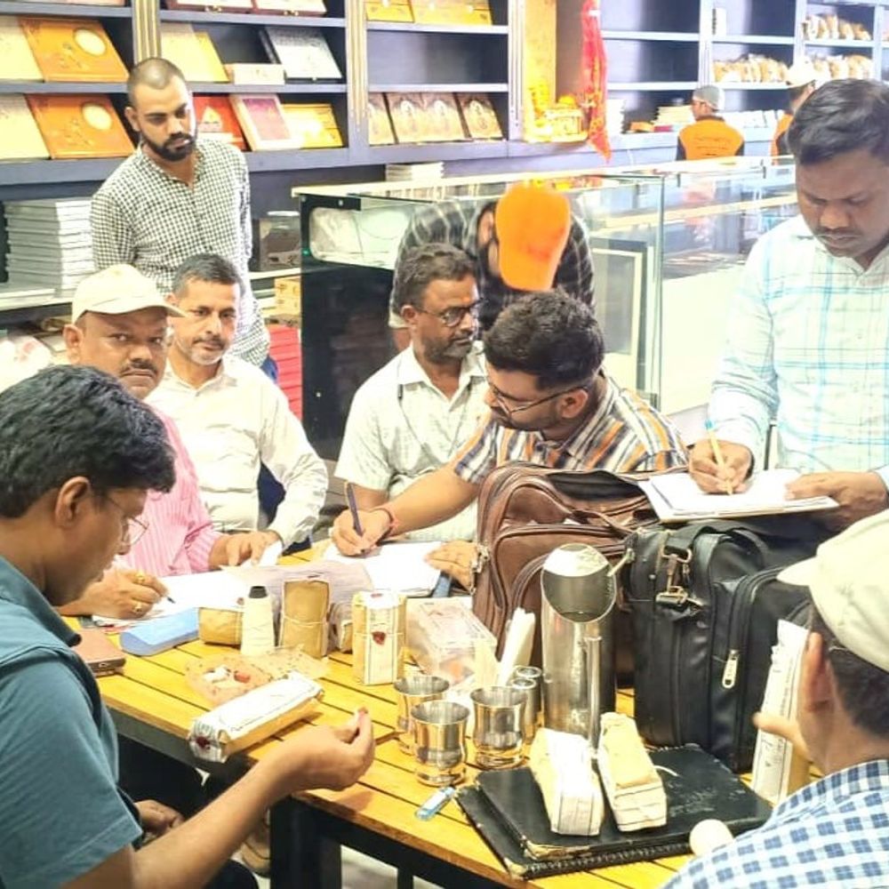 झांसी के सरवरिया स्वीट्स पर मिला गंदगी का अंबार:श्रीनाथ होटल से पनीर के सैंपल लेकर लैब भेजे, बांट माप विभाग भी हुआ सक्रिय