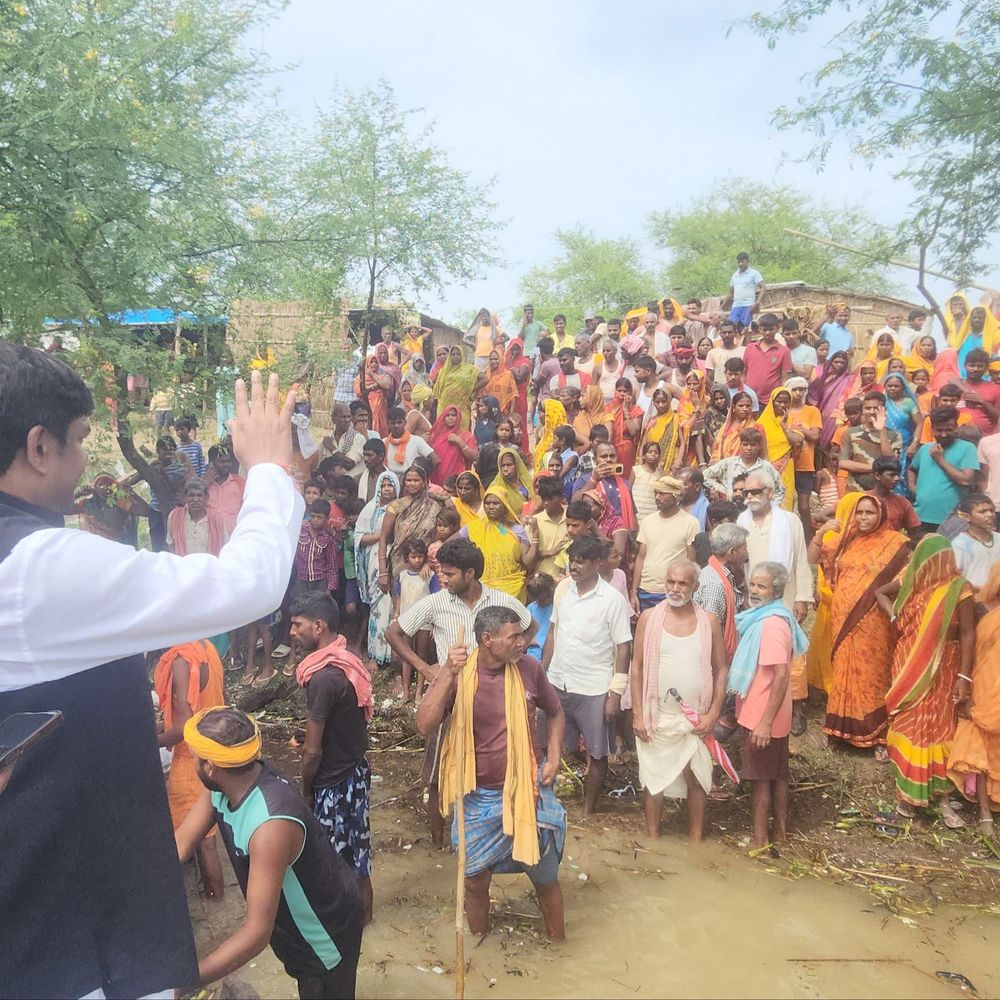 VIP चीफ मुकेश सहनी पहुंचे जवइनियां गांव:बोले- महागठबंधन की सरकार बनी तो बाढ़ पीड़ितों के मुआवजा पॉलिसी में बदलाव करेंगे