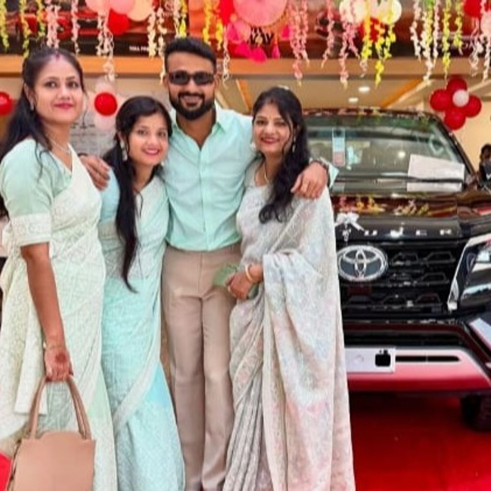 क्रिकेटर आकाशदीप ने लखनऊ में खरीदी फॉरच्यूनर:बोले- ड्रीम्स डिलीवर्ड, कैंसर सर्वाइवर बहन और परिवार के साथ खिंचवाई फोटो