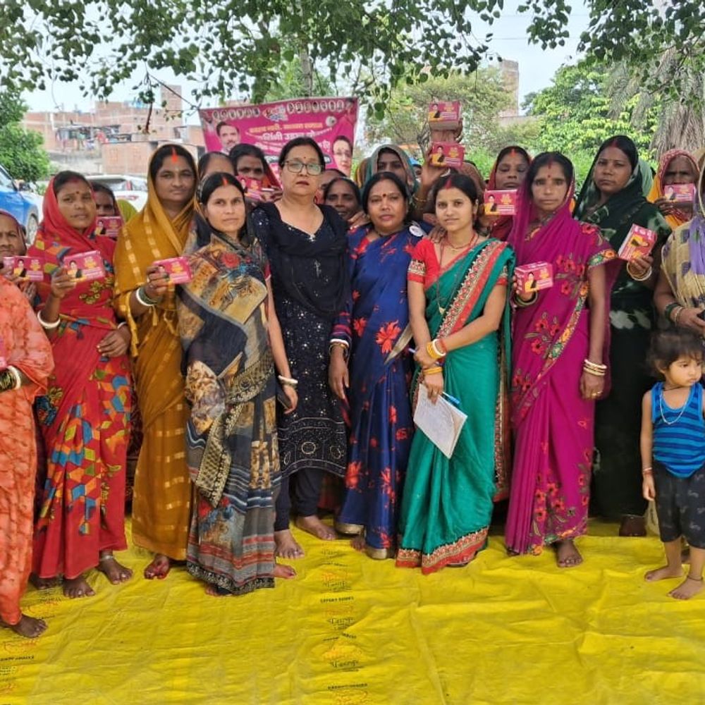 बेगूसराय में पूर्व विधायक ने मुफ्त में बांटे सेनेटरी पैड:कांग्रेस की प्रियदर्शिनी उड़ान योजना, स्वच्छता-स्वास्थ्य के लिए महिलाओं को किया जागरूक