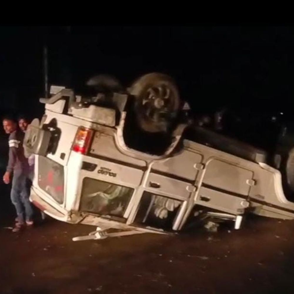 कौशांबी में सड़क पार कर रहे युवक पर पलटी बोलेरो:मौत, कार सवार 5 लोग घायल