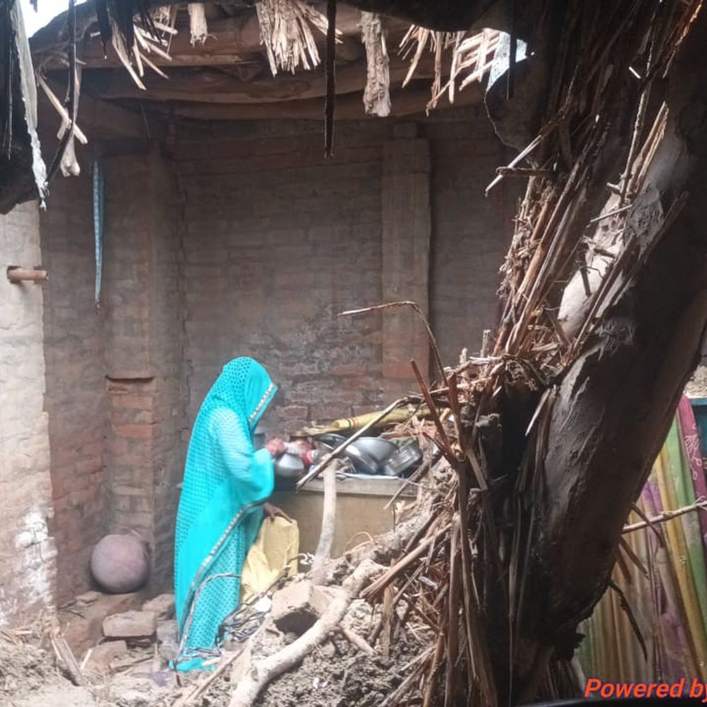 बूंदाबांदी में गिरा मजदूर का कच्चा मकान:परिवार खुले आसमान के नीचे रहने को मजबूर, दो लाख का नुकसान