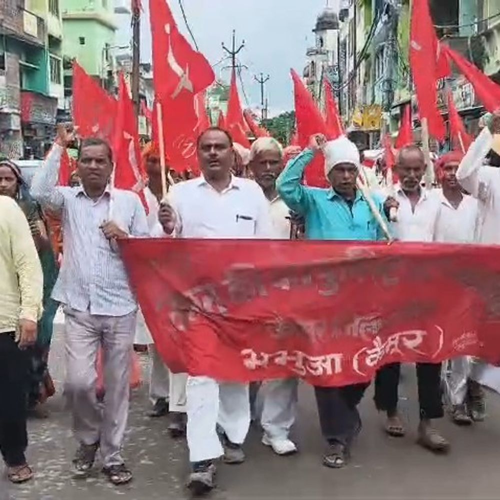 SIR में आधार-राशन कार्ड को मान्यता खिलाफ माले का प्रदर्शन:कैमूर में भूमिहीनों को 10 डिसमिल जमीन देने की मांग, कहा-मांगें पूरी नहीं हुईं तो करेंगे आंदोलन