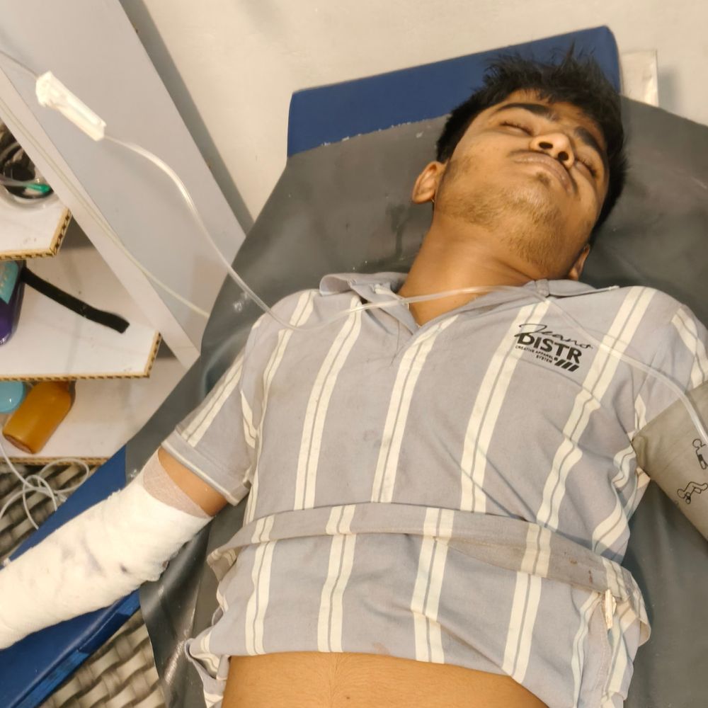 बालू के ढेर पर बाइक फिसलने से सड़क हादसा:दो युवक घायल, एक मुंबई से आया था, डीएमसीएच रेफर,