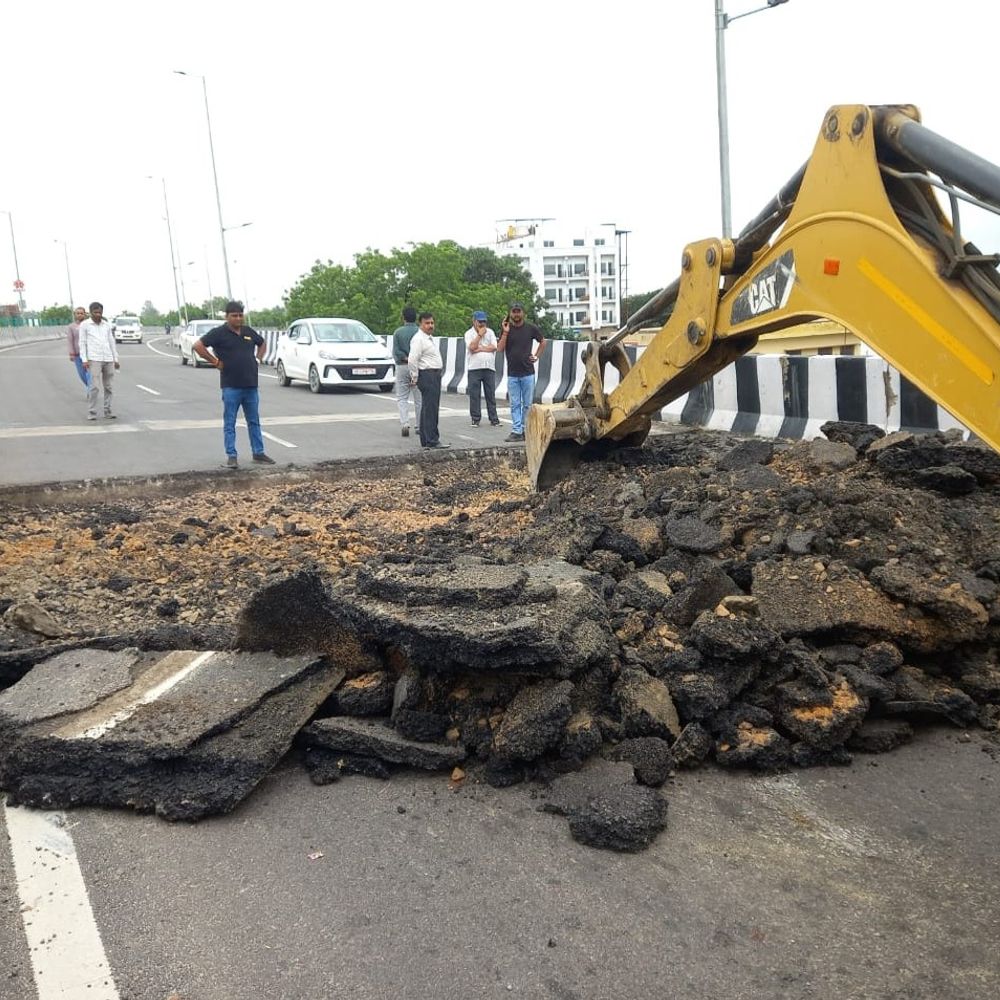 अयोध्या में छह महीने पुराना ओवरब्रिज धंसा:सहादतगंज बाईपास पर बाउंड्री वॉल में आई दरारें, गुणवत्ता पर उठ रहे सवाल