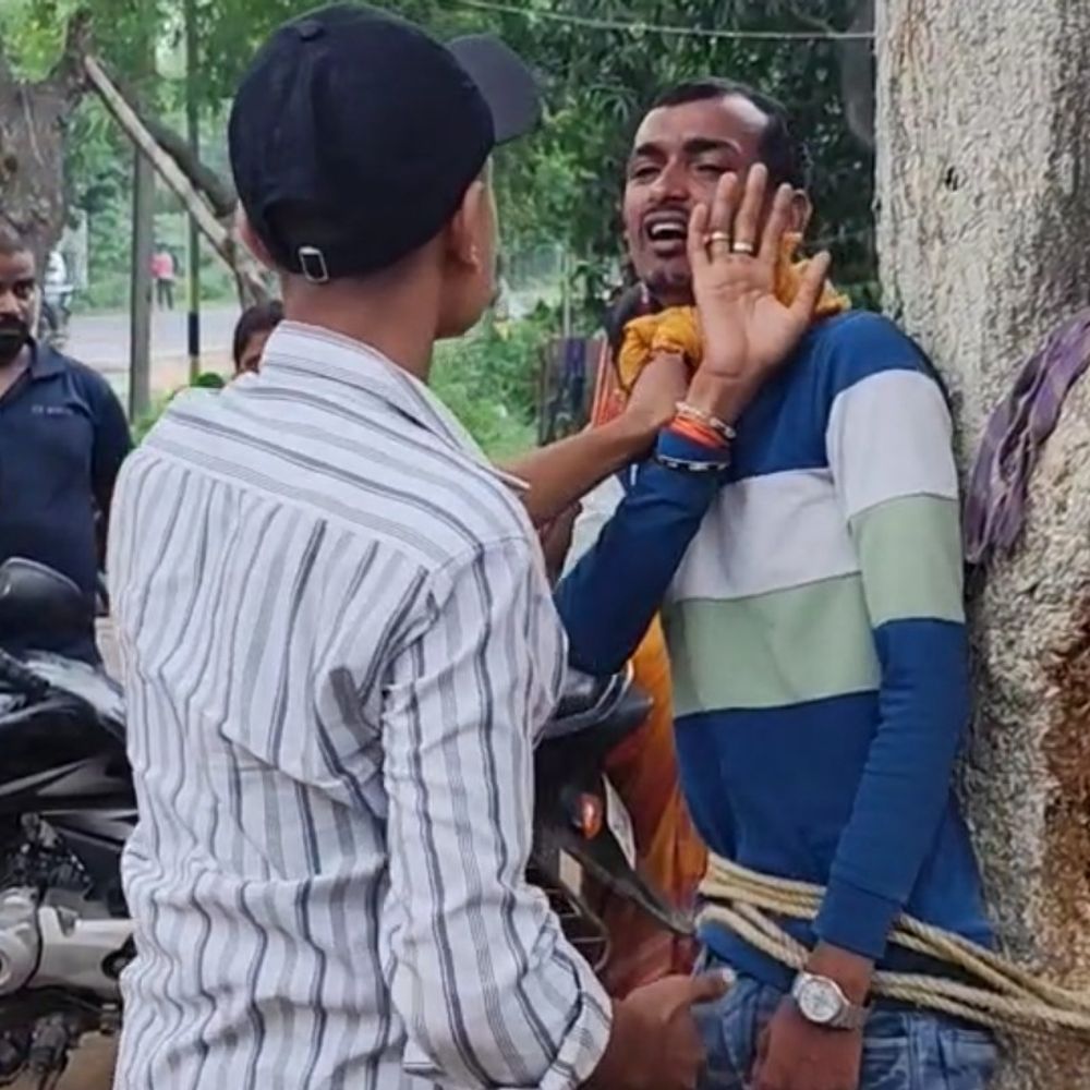चोरी करने पहुंचा था, लोगों ने पेड़ से बांधकर पीटा:जमुई में ट्रैक्टर से 2 बैटरी चुराते आरोपी का तस्वीर CCTV में हुआ कैद