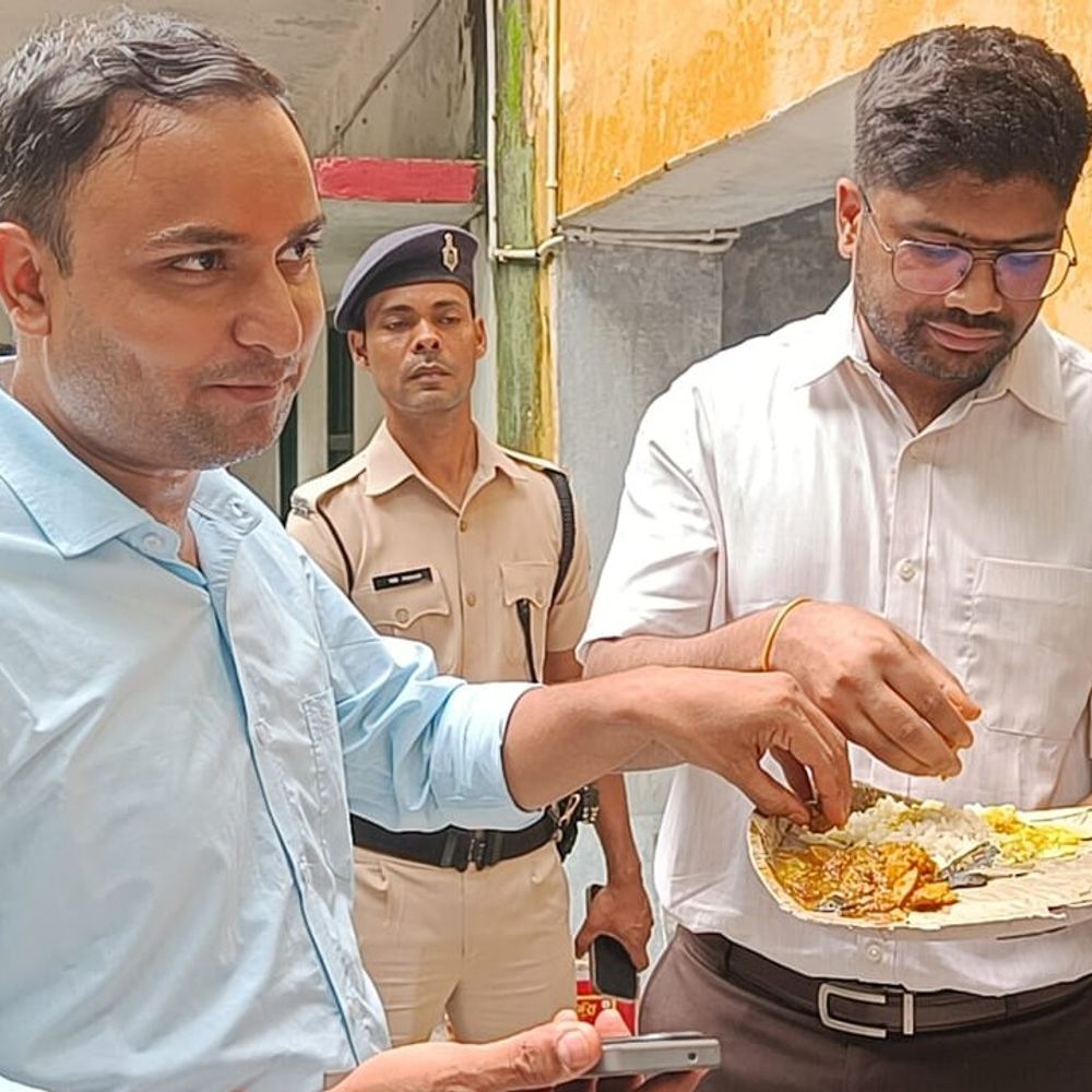 मुंगेर के बाढ़ प्रभावित इलाकों का DM ने किया दौरा:लोगों के साथ खाया खाना, बच्चों को नाश्ता भी देने का दिया निर्देश