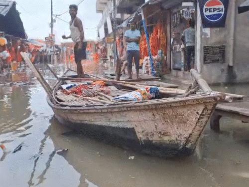 भागलपुर के सुल्तानगंज मार्केट में घुसा बाढ़ का पानी:नमामि गंगा घाट पर स्नान और भक्तों की एंट्री पर रोक, सड़क पर 3-4 फीट तक पानी