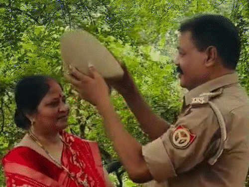 रीलबाज दरोगा, प्रयागराज बाढ़ में फेमस हुए:गंगा घर में आईं, तो पूजा की; रौब इतना कि घर तक जाने में डरते हैं नाववाले