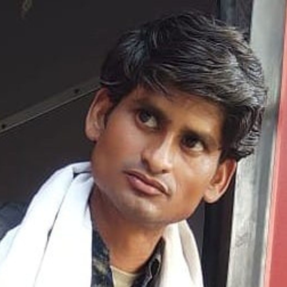 दिल्ली से मजदूरी करके लौटा युवक:कासगंज में घर के बाहर चारपाई पर मिला शव, परिवार में शोक