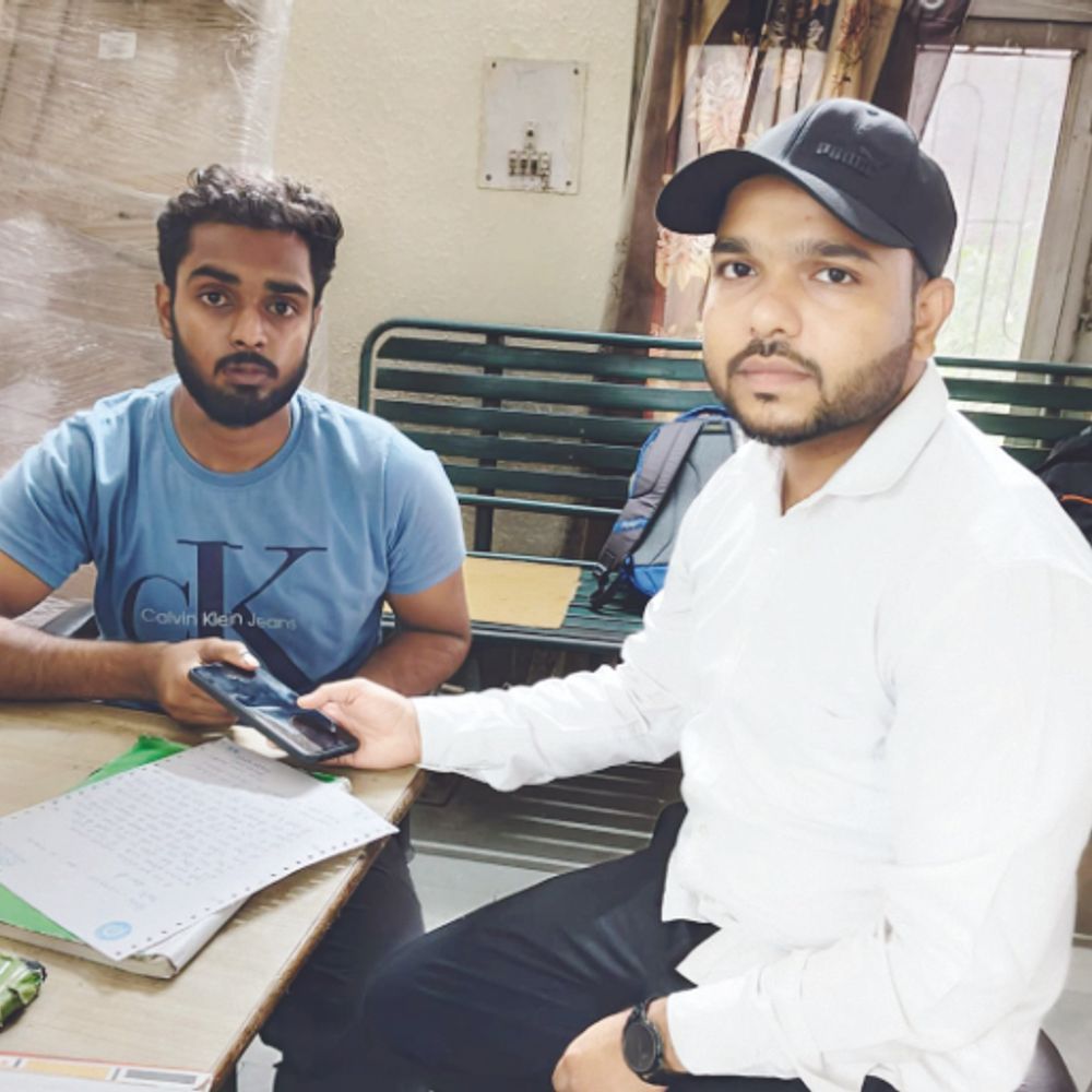 रेल कर्मचारी की ईमानदारी से यात्री को खोया मोबाइल मिला