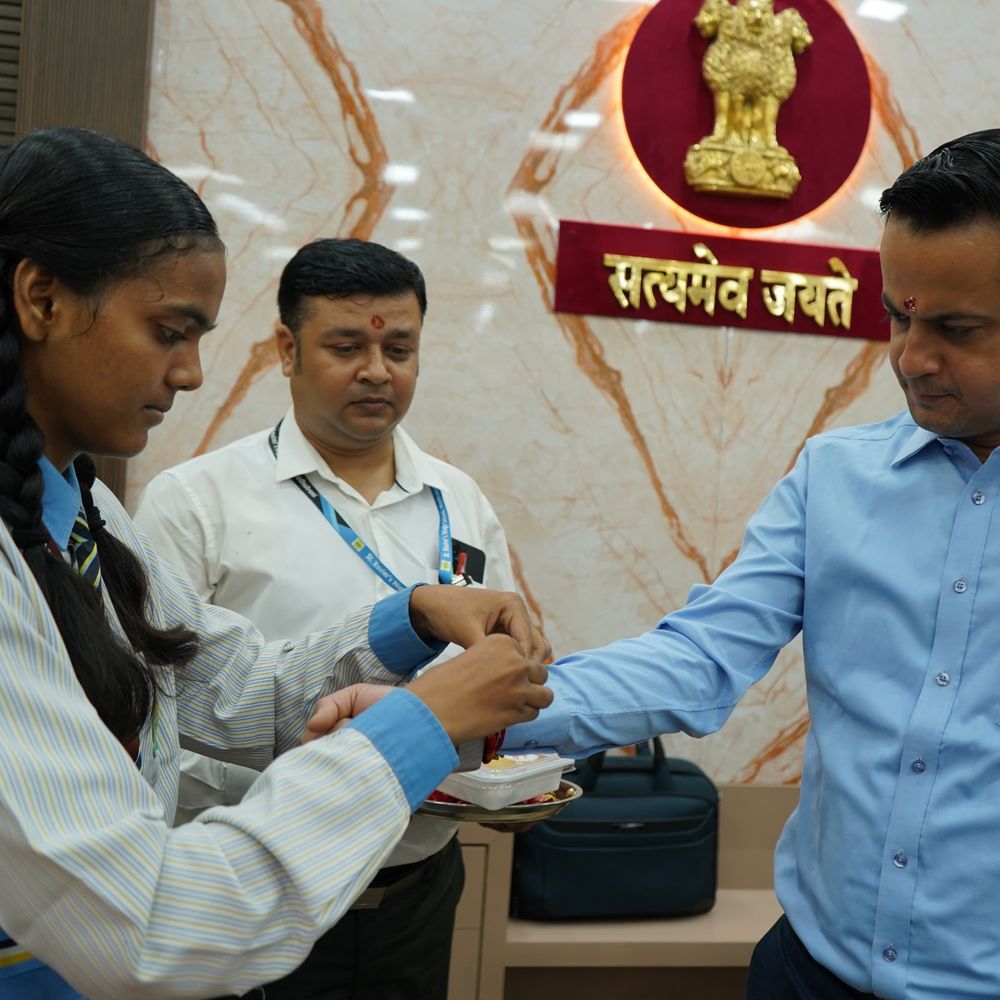 मधुबनी में छात्राओं ने डीएम को बांधी राखी:स्कूली बच्चियों ने दी दीर्घायु की शुभकामनाएं, भेंट किया गांधीजी की पेंटिंग