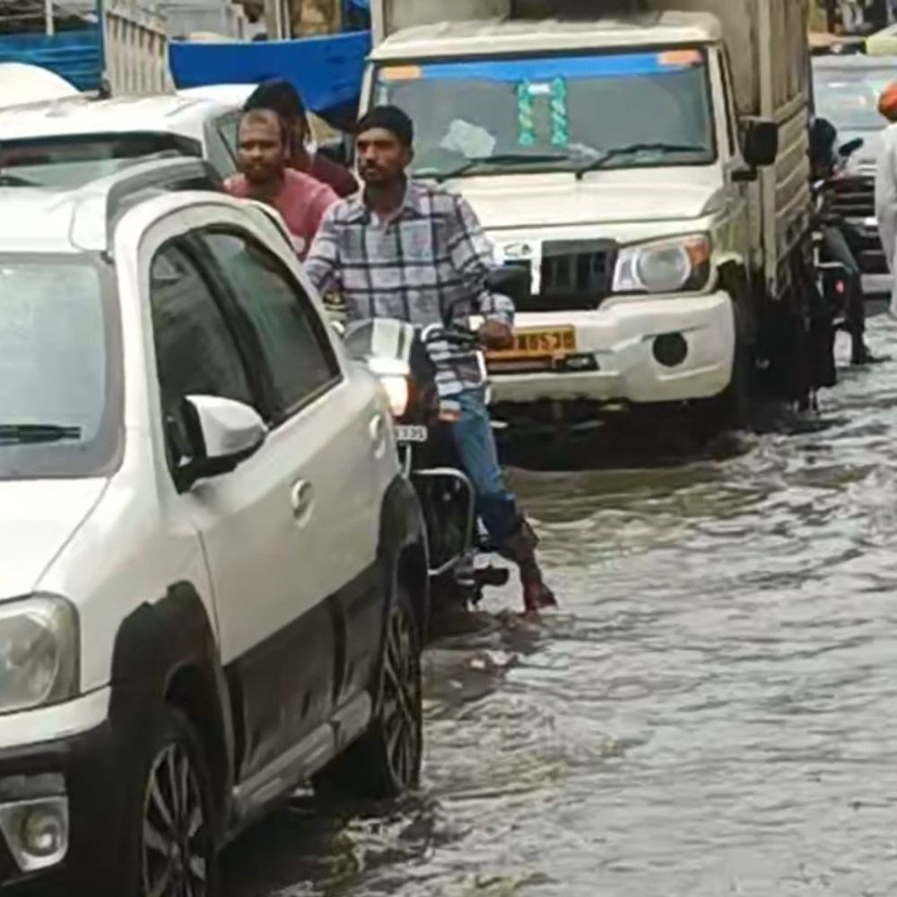 बहराइच में मूसलाधार बारिश:एक घंटे की बारिश से सड़कें जलमग्न, थाने के गेट पर भरा पानी