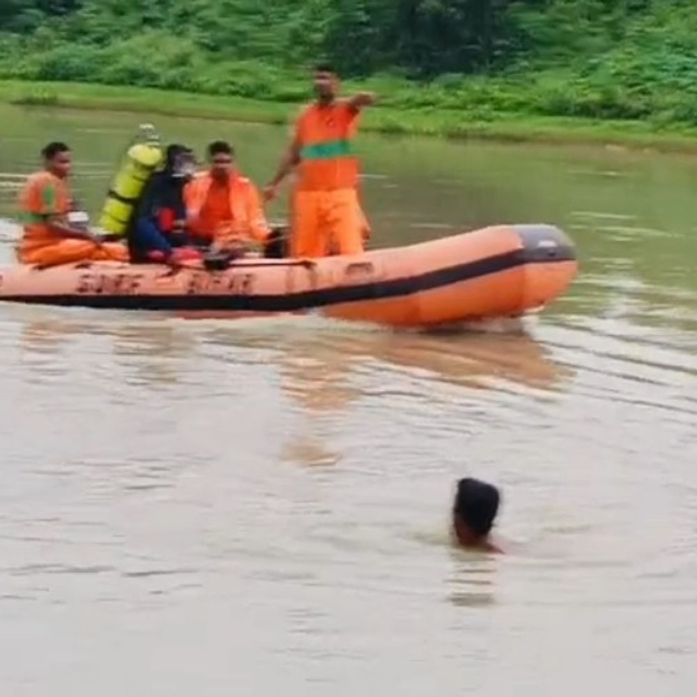कोसी नहर में बहा 15 साल का छात्र:अररिया में 24 घंटे बाद भी नहीं मिला सुराग, SDRF और गोताखोर तलाश में जुटे