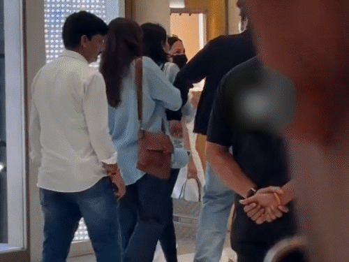 मॉल में साथ दिखे ‘सैयारा’ स्टार्स:अहान पांडे ने बढ़ाया हाथ, कैमरा देखते ही अनीत ने थामने से किया इनकार