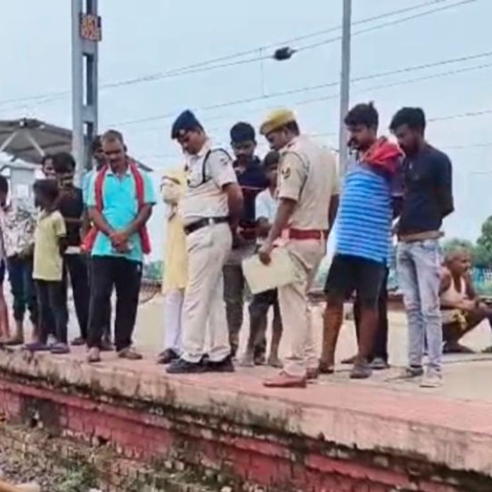 ट्रेन के आगे गर्दन रखा, सिर धड़ से अलग:शेखपुरा के सिरारी स्टेशन पर मचा हड़कंप, मृतक की नहीं हो पाई पहचान