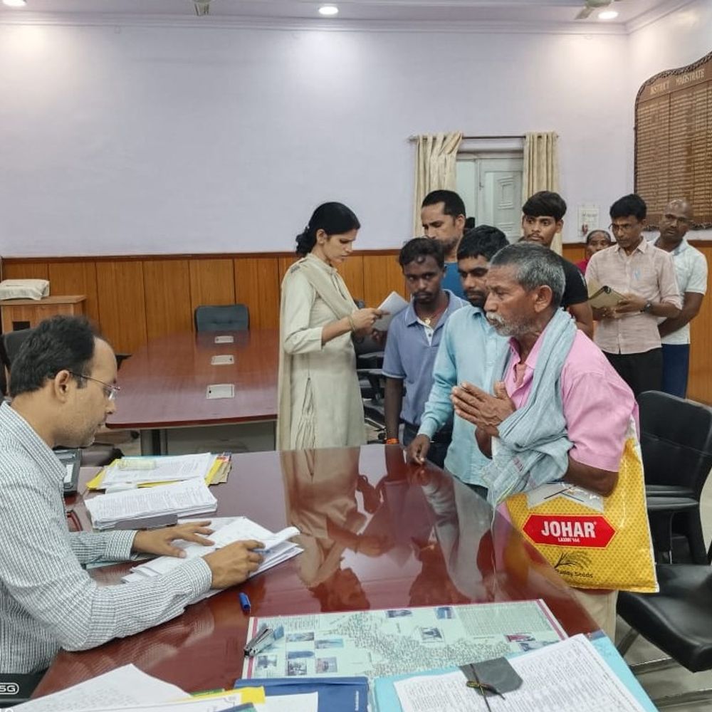 जनता दरबार में 100 से अधिक समस्याएं सुनी:अवैध कब्जा, अतिक्रमण और मुआवजे का आवेदन लेकर डीएम के पास पहुंचे लोग, कार्रवाई के निर्देश