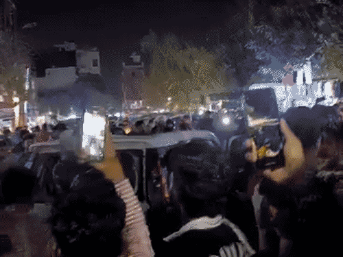 गाजियाबाद में ड्राइवर ने कैब से 10 को मारी टक्कर:लोगों ने गाड़ी में की तोड़फोड़, बाहर निकालकर पीटा