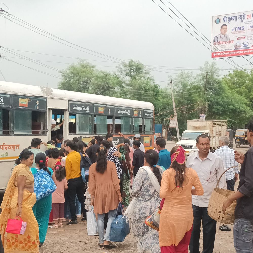 रक्षाबंधन पर बस स्टैंड पर महिलाओं की भीड़:जौनपुर में 97 रोडवेज बसें, एक पुरुष साथी को भी अनुमति