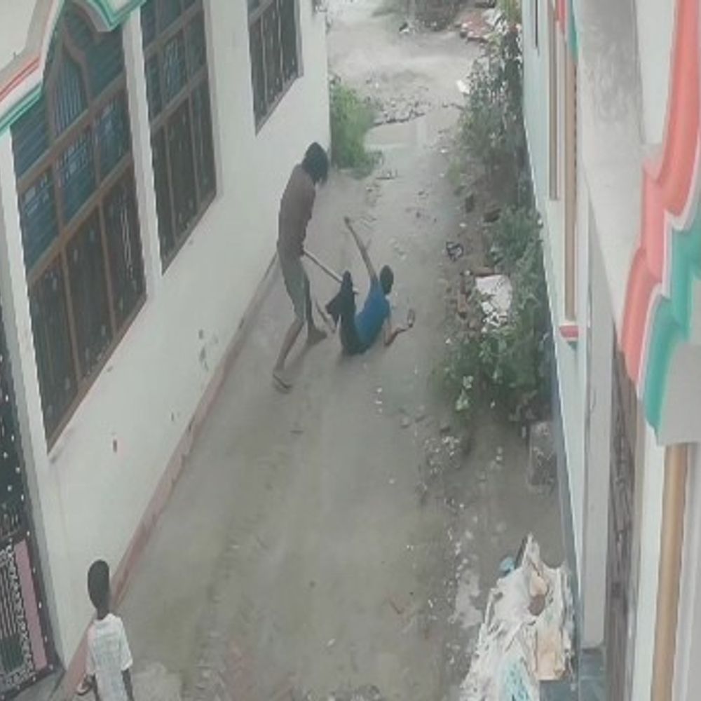 गोपालगंज में नाबालिग लड़की की बेरहमी से पिटाई:फसल काटने का विरोध करने पर बरसाईं लाठियां, हालत गंभीर; आरोपी फरार