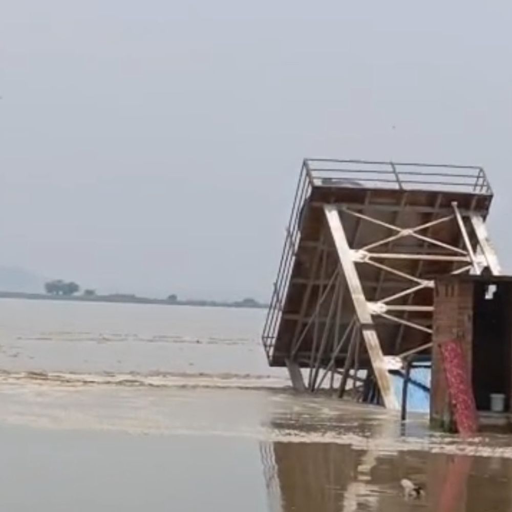 गंगा में 40 सेकेंड में समाया जलमीनार:भागलपुर में नदी किनारे कटाव जारी, पानी का लेवल भी बढ़ता जा रहा