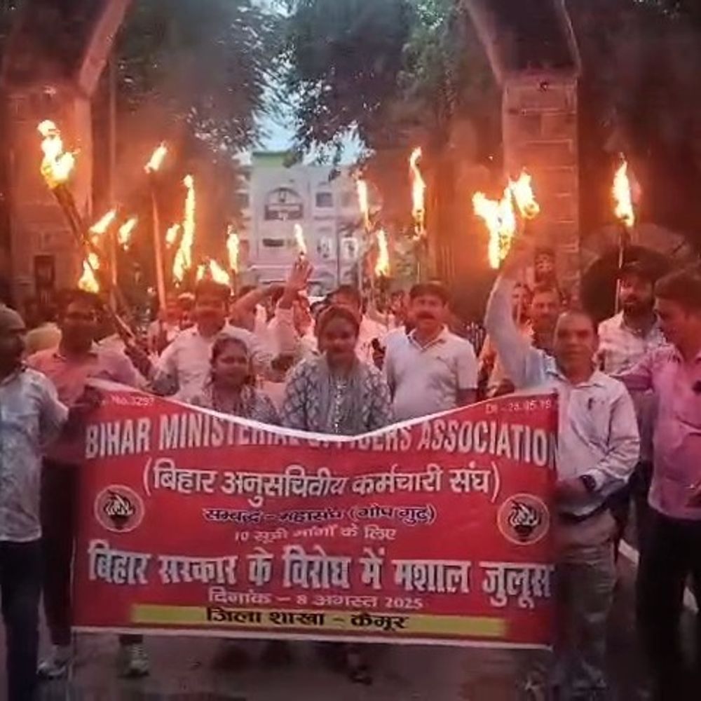 लिपिक संघ ने 10 मांगों को लेकर निकाला मशाल जुलूस:आज से अनिश्चितकालीन हड़ताल की दी चेतावनी, कहा-पहले ही सरकार को दिया था अल्टीमेटम