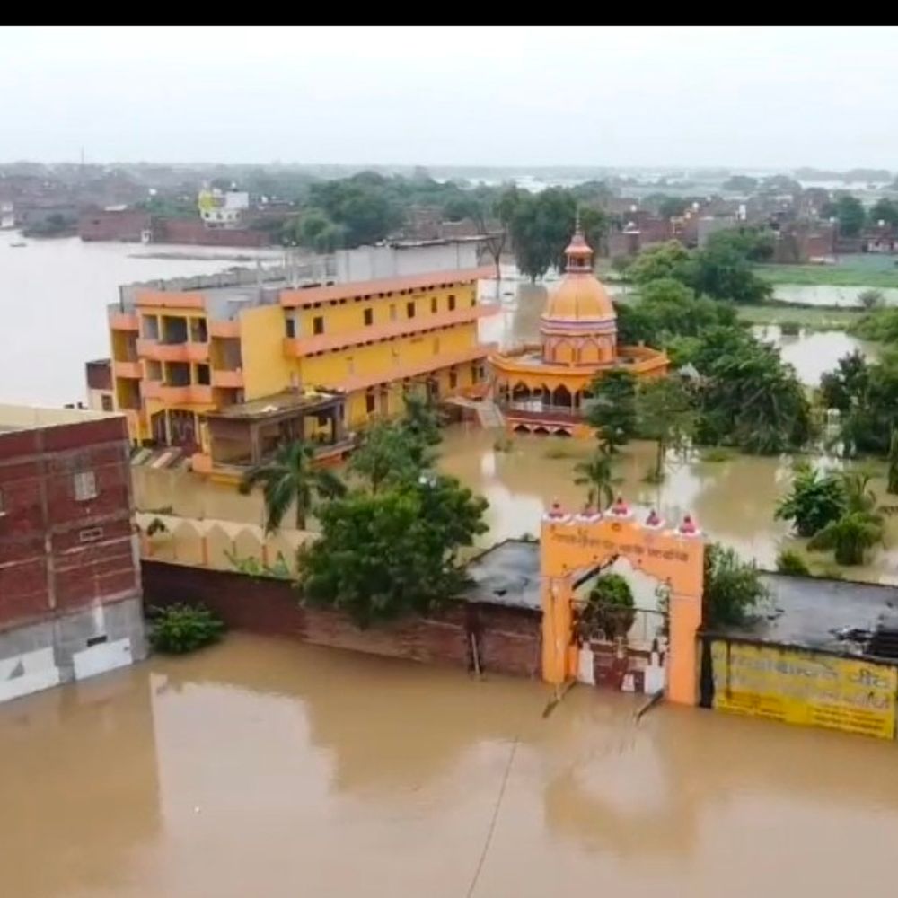 गंगा और सरयू दोनों नदियां खतरा बिंदु के ऊपर:बलिया में 110 गांव बाढ़ से प्रभावित, एक लाख फूड पैकेट और 7500 राहत किट बांटे गए