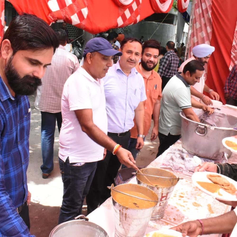 डीसी दफ्तर के कर्मचारियों ने लगाया लंगर