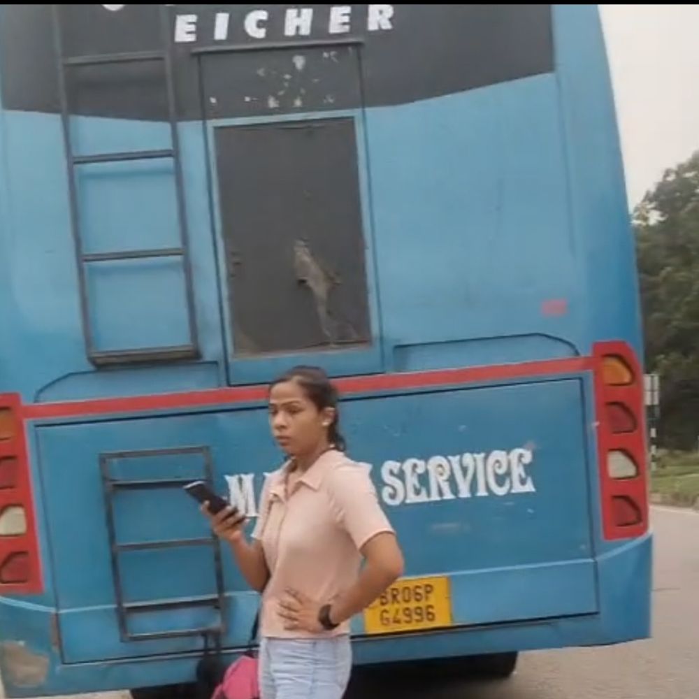 प्राइवेट बस चालक से नाराज हुई पब्लिक लगाया नशा कर गाड़ी चलने का आरोप
