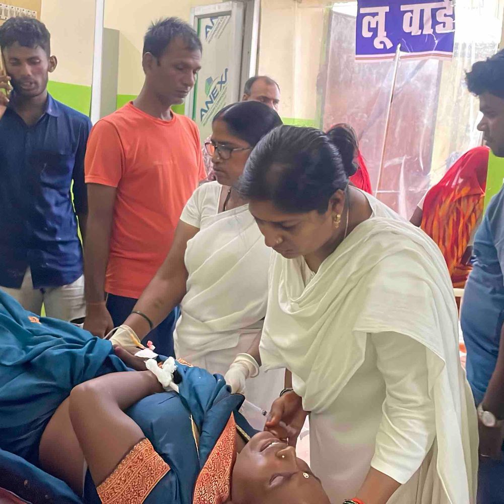 अरवल के कुर्था में अनियंत्रित ऑटो खेत में कूदा:तीन यात्री घायल, सभी की हालत खतरे से बाहर
