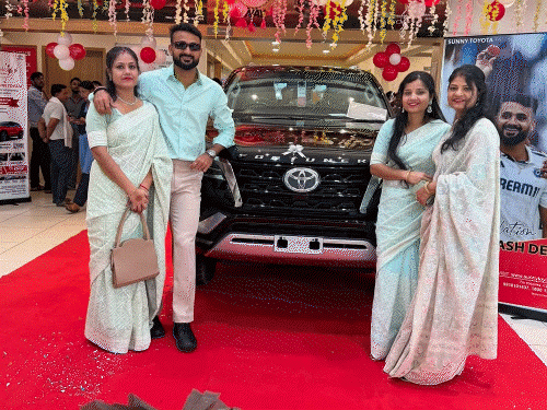 क्रिकेटर आकाशदीप ने लखनऊ में फॉर्च्यूनर खरीदी:लिखा- सपना सच हुआ; कैंसर पीड़ित बहन और परिवार के साथ खिंचवाई फोटो