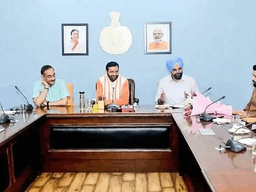 हरियाणा CM से मिले पंजाबी स्टार्स:बिन्नू ढिल्लों-करमजीत अनमोल को शूटिंग का न्योता, सब्सिडी देगी सरकार, AAP से चुनाव लड़ चुके हैं अनमोल