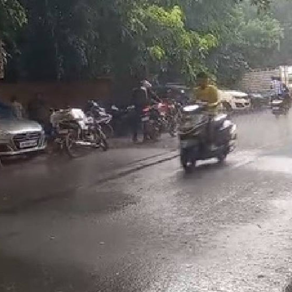 नोएडा में सुबह से हो रही बारिश:उमस से मिली राहत, तीन दिन तक होगी रुक-रुक कर बारिश, छाए काले बादल