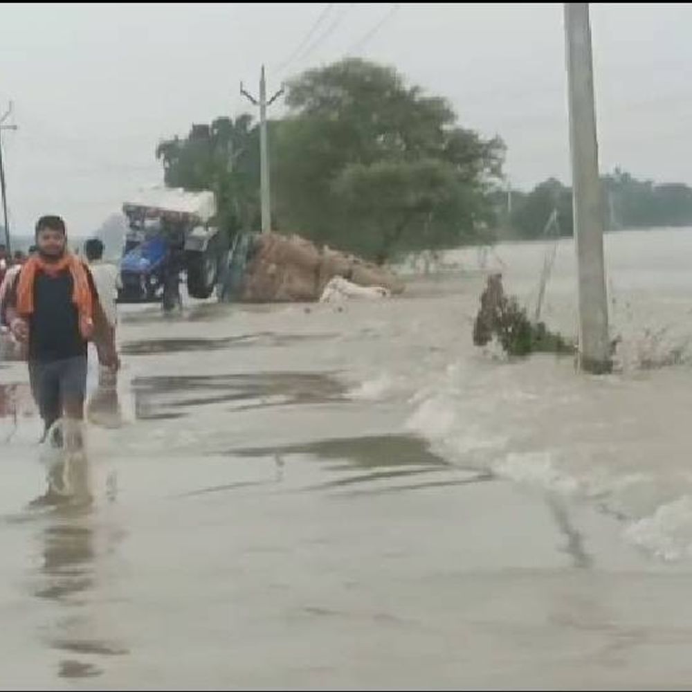 बाढ़ के तेज बहाव में अनाज से भरा ट्रैक्टर पलटा:एक भाई ने तैरकर बचाई अपनी जान, दूसरा लापता; गोताखोर तलाश में जुटे